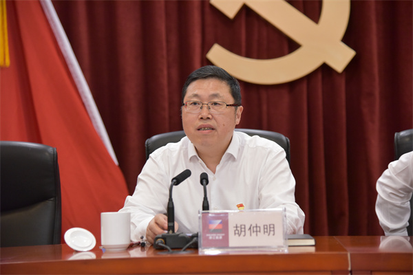 集團黨委書記、董事長胡仲明上專題黨課。 祝益軍 攝.jpg