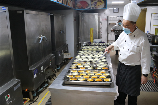 浙能物業余杭分公司全體動員,為大廈職工提供晚餐。 賀鋼馗 攝.jpg 浙能物業余杭分公司全體動員,為大廈職工提供晚餐。 賀鋼馗 攝.jpg